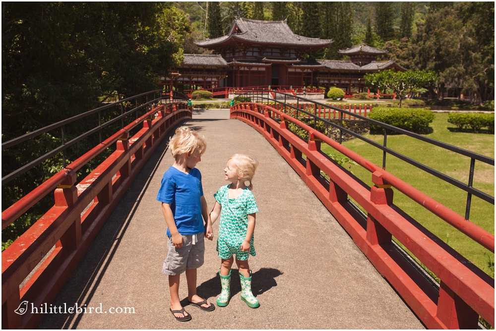 kids at the entrance to byodo-in temple