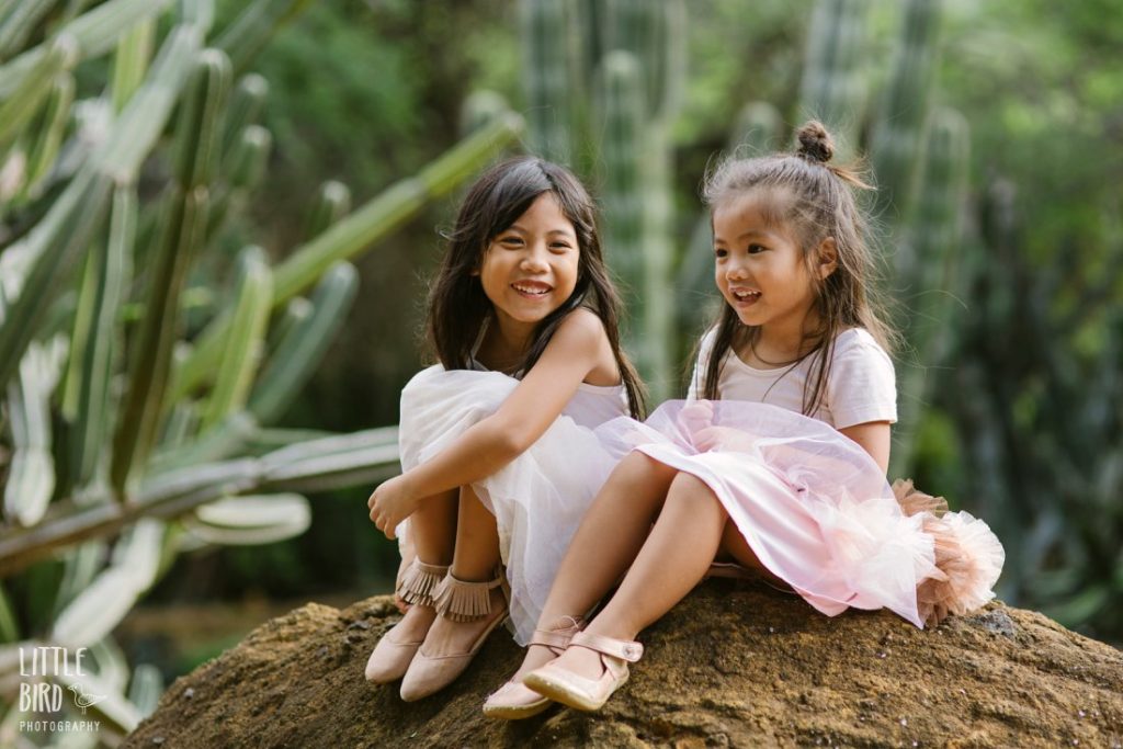sisters laughing together during a hawaii family photo session