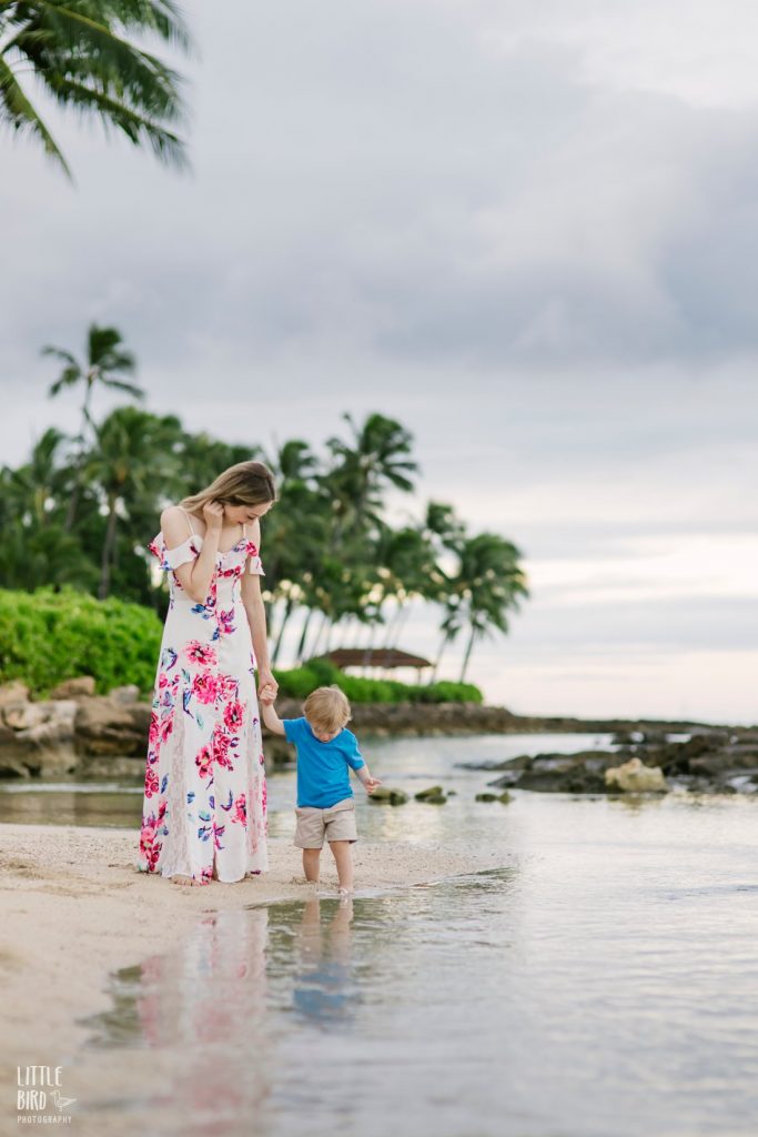 mom and son explore tidepools during a fun family photo shoot by little bird photography in hawaii