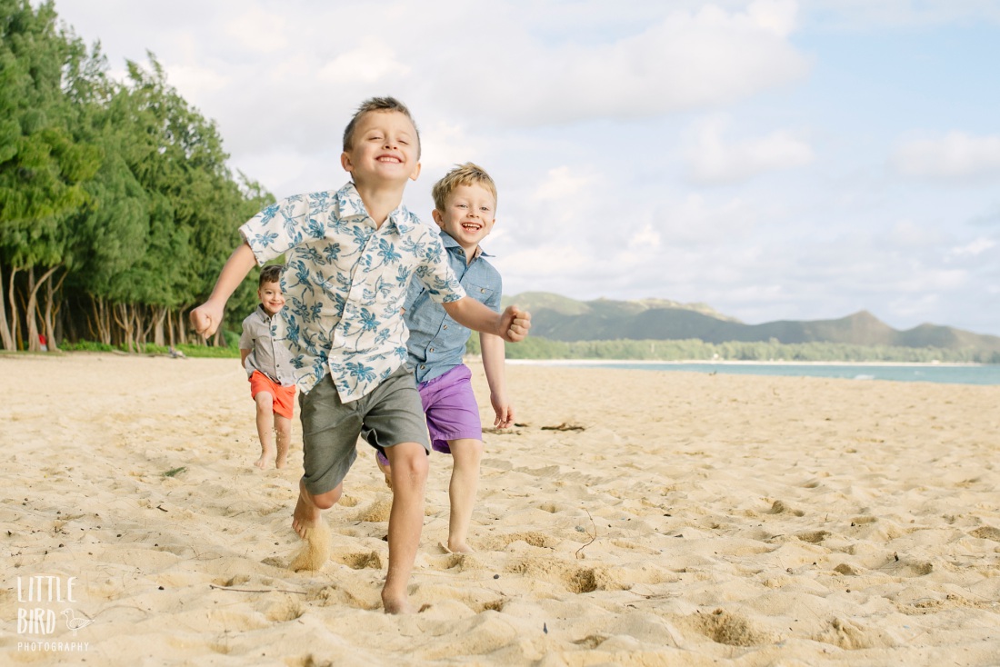 cousins running on the beach in hawaii