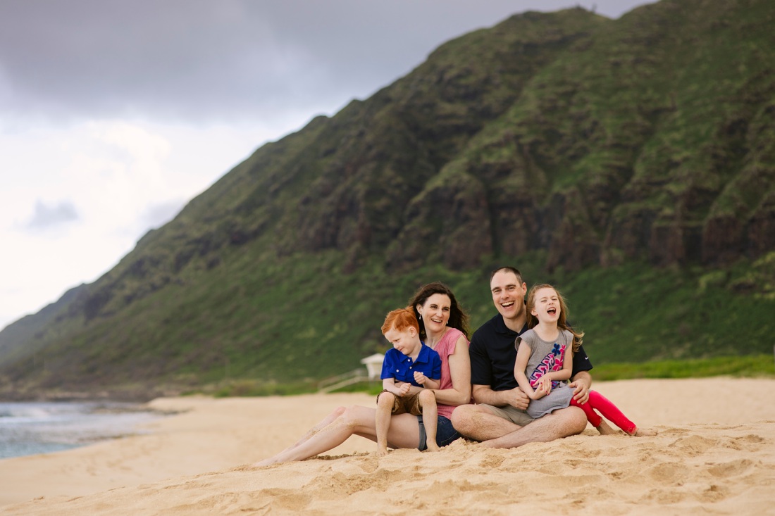 fun family photo with waianae mountains at yokohama bay by little bird photography