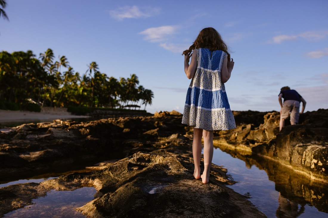 kids exploring tide pools in koolina during family photoshoot