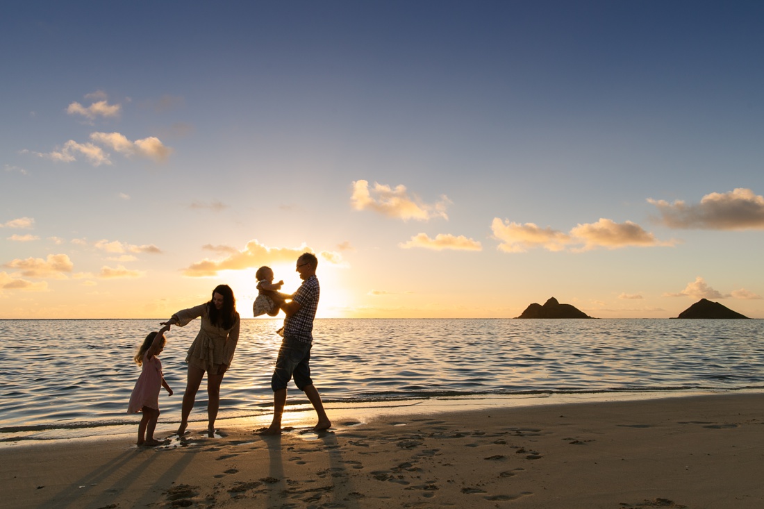 a sunrise family photo session at lanikai beach in kailua