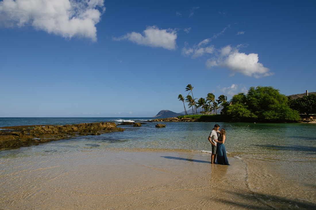 couples portrait at koolina lagoon in hawaii