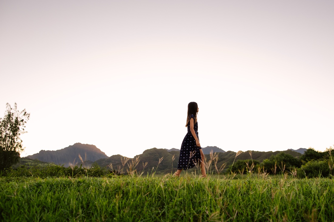 girl walking on the levy with mountains behind during a kailua photography session