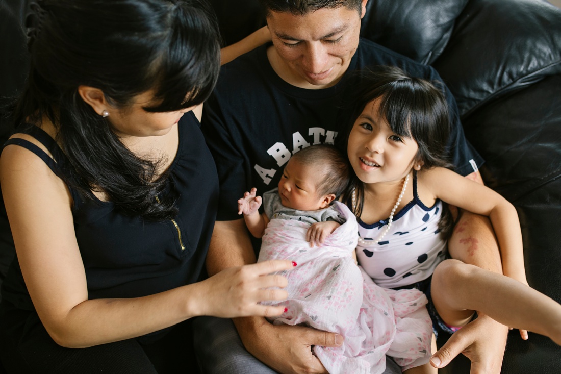 hawaii newborn photographer captures a portrait of the new family at home