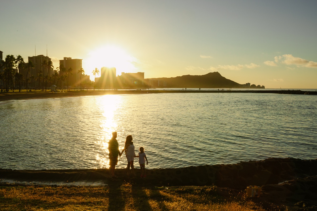 family silhouette with diamond head and waikiki in the background