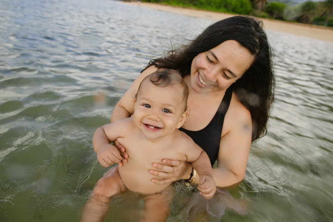 mom and baby play in the water during a hawaii photo session