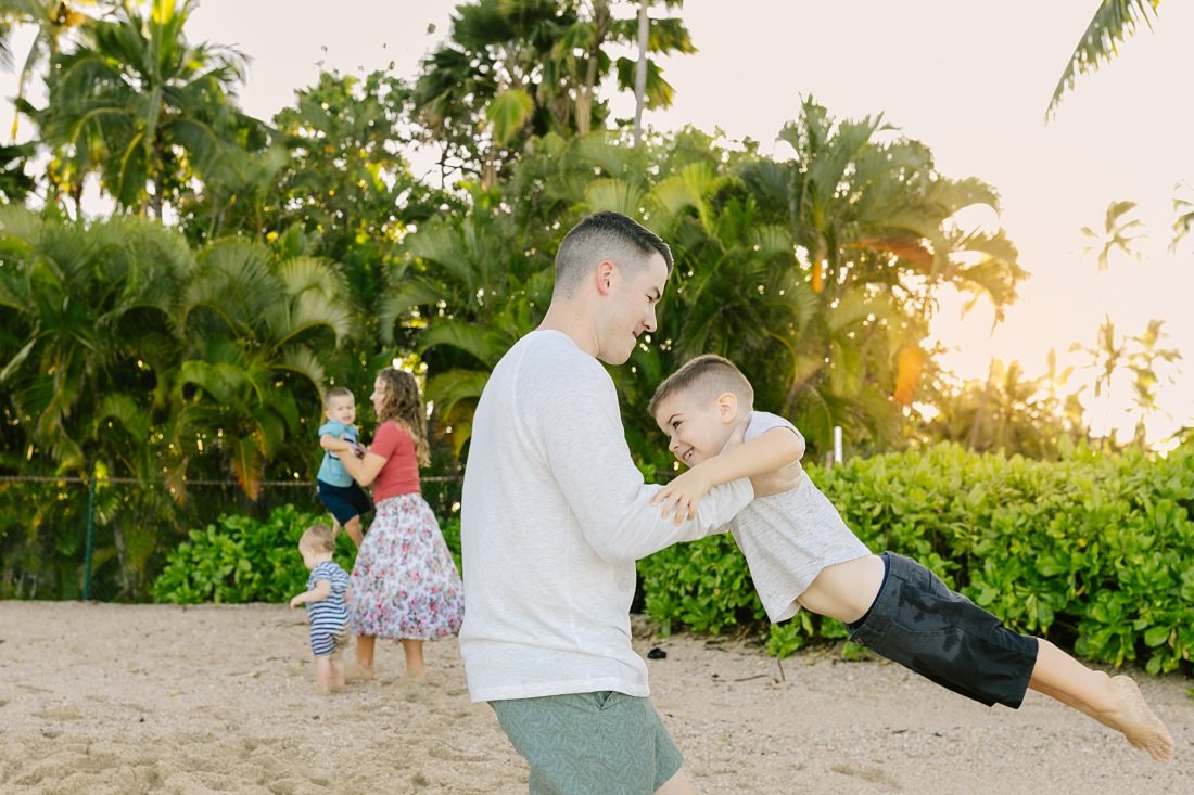 Family photographers in Oahu captures family at play in koolina