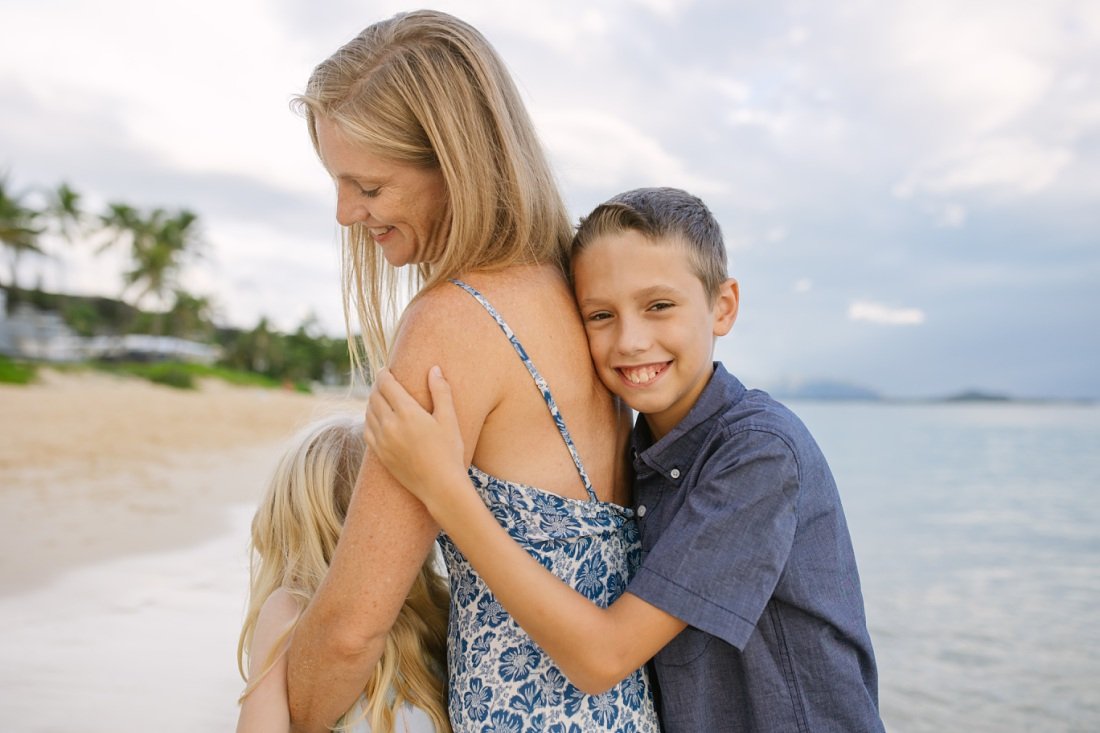 kids loving on mom in hawaii