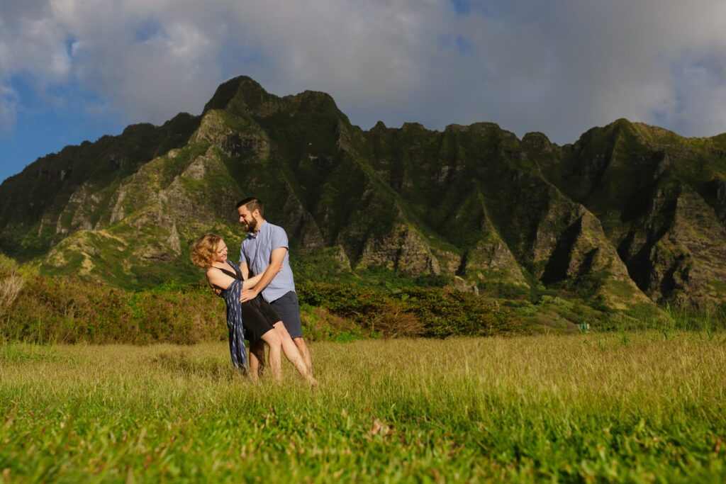 portrait of a couple with the koolau mountains behind during oahu photo session