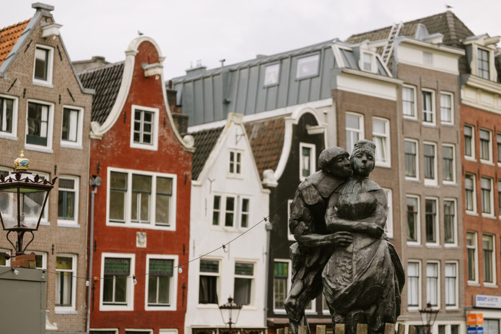 couple statue in amsterdam