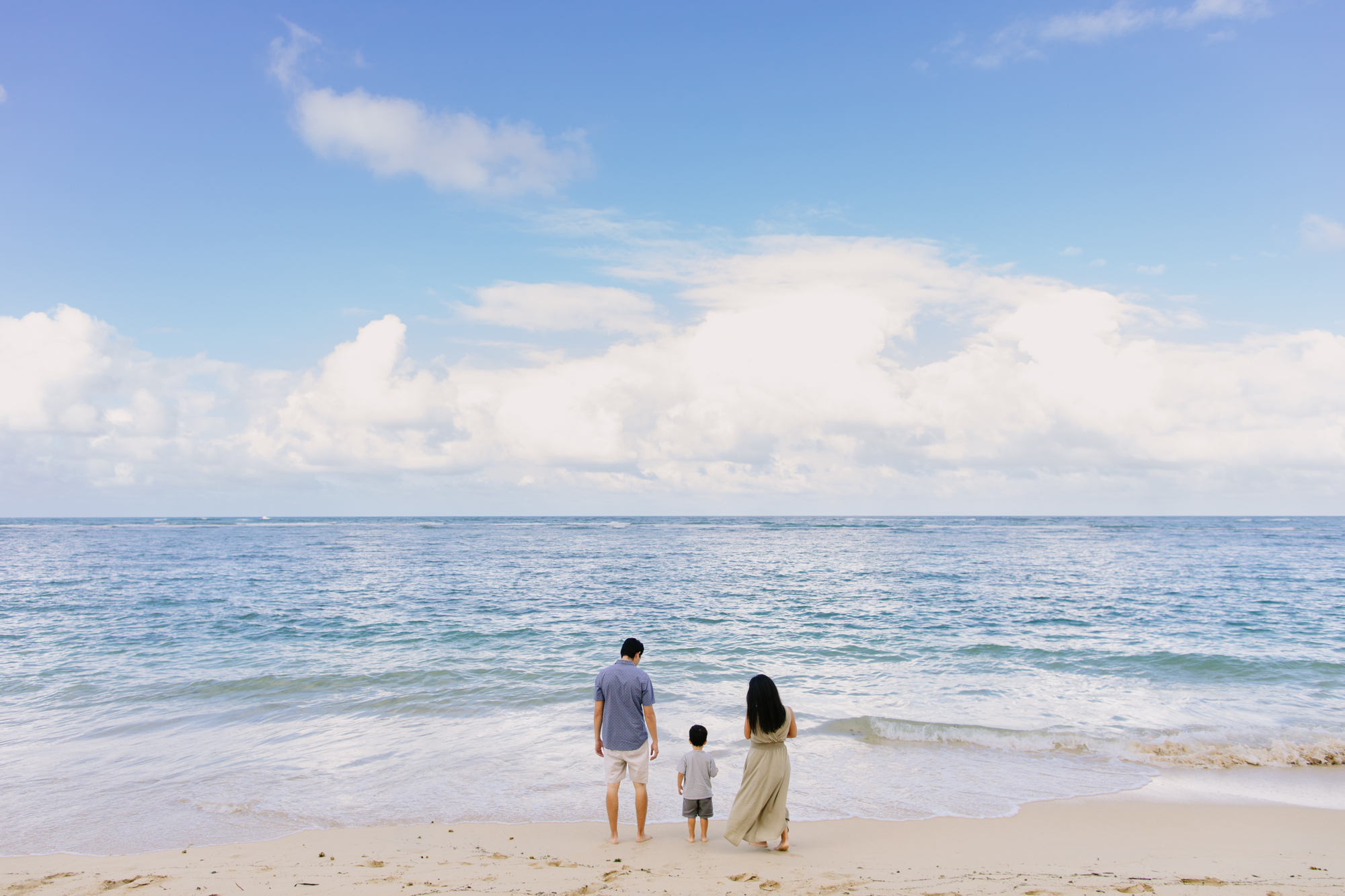 family looking out at the ocean in hawaii